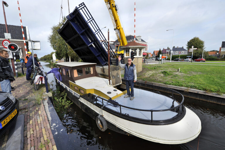 De brugwachter van de kapotte Terbandsterbrug had op zijn allerlaatste werkdag de hulp nodig van een mobiele hijskraan nodig.