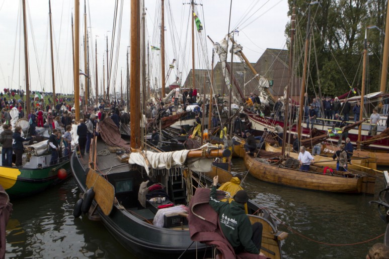 Het klinkt vies, maar smerig is het niet: de strontrace in Workum. Traditionele zeilende vrachtschepen racen maandag 13 oktober volledig ‘onder zeil’ van Workum naar Warmond en weer terug.