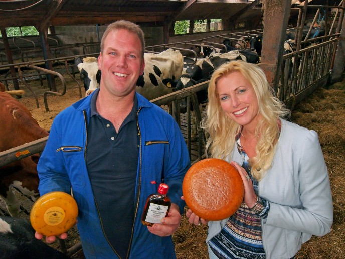 Friesland Holland, het bureau voor toerisme van Fryslân, ziet in streekproducten dé topattractie voor de provincie Fryslân. Daarom zetten de Friezen het zusje van het Hollandse kaasmeisje Frau Antje in, oftewel Frau Wietske.