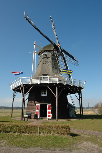 Met veel creativiteit en inzet bliezen studenten van de Noordelijke Hogeschool Leeuwarden de oude molen van Ameland nieuw leven in. Molen De Verwachting kan vanaf nu ook door middel van een generator windenergie opwekken.