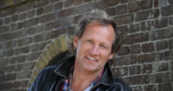Steven de Jong regisseur Iraanse liefdesfilm Regisseur Steven de Jong, onder meer bekend van films als De Schippers van de Kameleon, De Scheepsjongens van Bontekoe en De Hel van 63, gaat een film maken in Iran.