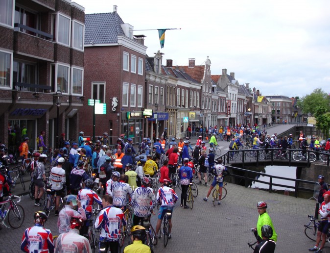 De Elfstedentocht voor fietsers wordt volgend jaar flink duurder. Dat heeft de stichting De Friese Elfsteden Rijwieltocht besloten.