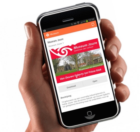 Een museumtour via de telefoon? Museum Joure zorgt ervoor dat mensen vanuit hun luie stoel een kijkje kunnen nemen in het museum. Via de app van IZI.travel kunnen geïnteresseerden de gehele collectie van Museum Joure bekijken op de smartphone, tablet, iPhone of iPad. Het draait in de app niet alleen om het beeld. Ook het verhaal van het object is te beluisteren, te lezen of te zien via video vanaf de bank of in het museum zelf. De app levert een nieuwe bezoekerservaring op doordat je vooraf, tijdens of achteraf op een nieuwe manier het museum kunt bezoeken. In alle tien de gebouwen van het museumcomplex zijn op deze manier de meest opvallende objecten uitgelicht. Menen die geïnteresseerd zijn in een digitale museumtour, kunnen de app van IZI.travel gratis downloaden via de App Store of de Google Play Store. De app kan offline worden gebruikt in Museum Joure.