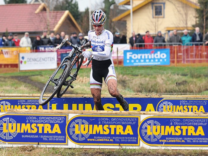 Wereldkampioene Marianne Vos start volgend jaar opnieuw in Centrumcross Surhuisterveen. De Stichting Wielercomité Sturhuisterveen heeft haar opnieuw weten te strikken.