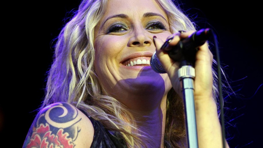 Zangeres Anouk treedt volgend jaar op tijdens het Glemmer Beach festival in Lemmer. Donderdag 20 augustus 2015 is de dag dat de blonde zangeres naar onze provincie komt.