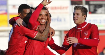 Sportoverzicht Fryslân 6 en 7 december Friesland Post presenteert elke maandag in een vogelvlucht hét sportoverzicht uit onze provincie. Dit weekend onder andere: weer geen driepunter voor sc Heerenveen en Cambuur, ijshockeyers UNIS Flyers blijven ongeslagen, basketballers Aris slikken grote nederlaag en Harkemase Boys pakken drie punten.