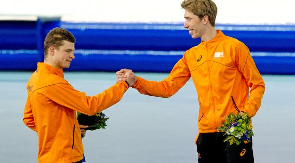 Friesland Post presenteert elke maandag in een vogelvlucht hét sportoverzicht uit onze provincie. Dit weekend onder andere: winst voor sc Heerenveen en Cambuur, Jorrit Bergsma en Sven Kramer in vorm, UNIS Flyers boekt dubbele winst en positief nieuws voor basketballers van Aris.