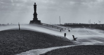 Lezersfoto: stormende wind bij de Westerzeedijk