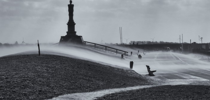 Lezersfoto: stormende wind bij de Westerzeedijk