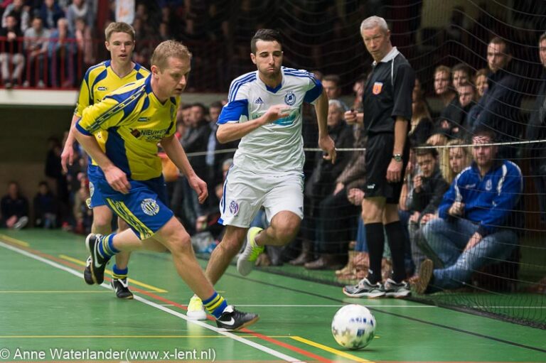 Friesland Post presenteert elke maandag in een vogelvlucht hét sportoverzicht uit onze provincie. Dit weekend onder andere: zevende Europese titel voor Sven Kramer, UNIS Flyers grijpt naast de beker en moeizame winst voor de volleybalsters van Sneek.