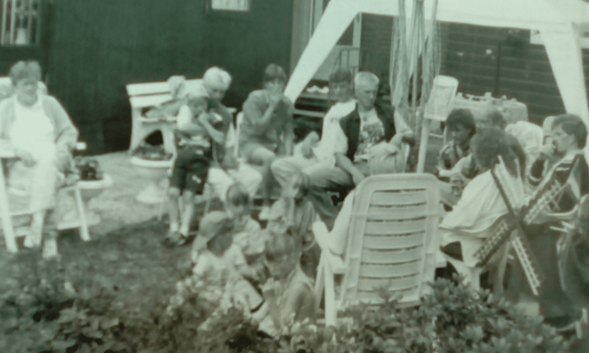 Joke Wijma uit Drachten met familie op camping in 1986