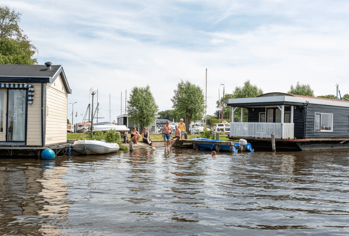 Watersporters komen de haven niet meer uit!