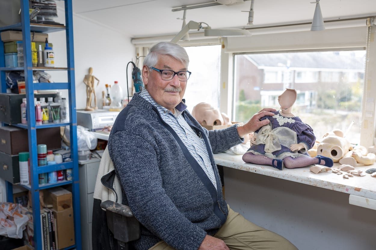 Poppen- en berendokter Jan Kalsbeek