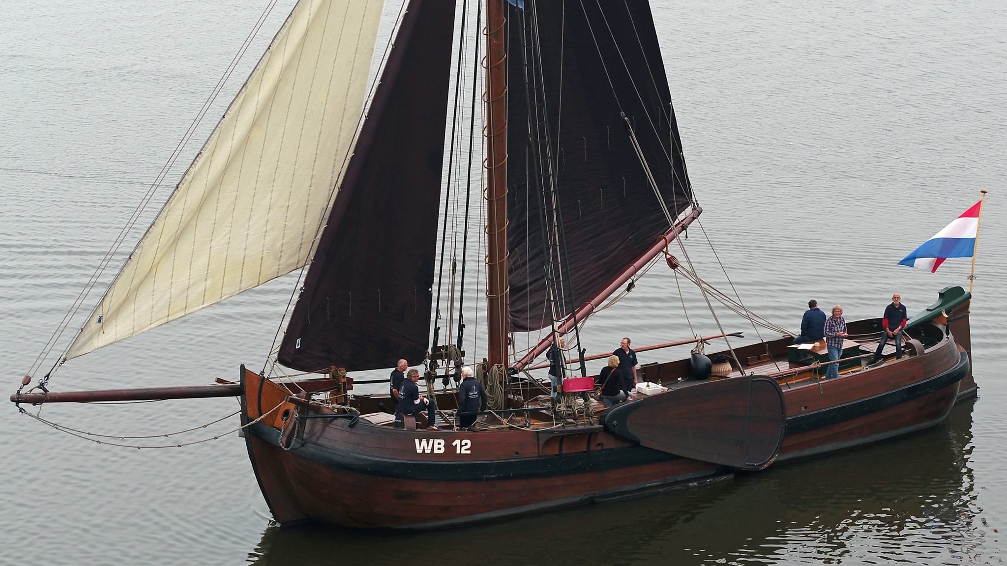 Maarten Stuurman vaart op een oude palingaak en laat de geschiedenis herleven