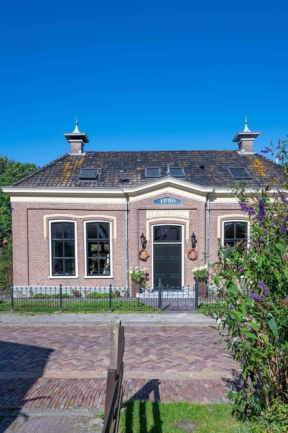 Van bewaarschool naar familiehuis